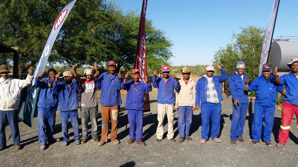 karienb11's tweet photo. @Tygerberg104fm en @Die_Burger  #projekSOS100 in Carnarvon. 15 Boere in opwagting vir 'n trok vol Hoop! https://t.co/JE3jxPZ3wV