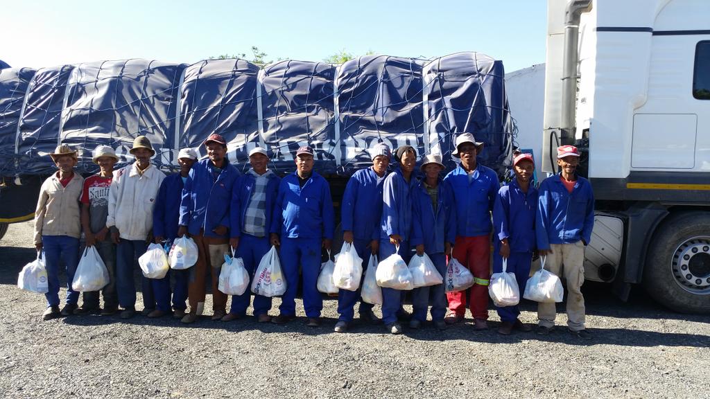 karienb11's tweet photo. @Tygerberg104fm @PicknPay @MANTruckBusSA @Die_Burger #ProjekSOS100 in Carnarvon/Prieska 36Ton veevoer en Hoop!🙏 https://t.co/VYTaHvU9Sz