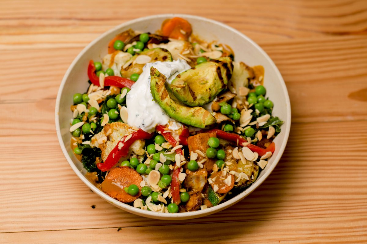 b_goodofficial's tweet photo. Entdecke unsere neue Kale Bowl! Gegrillte Avocado trifft auf frisches Gemüse und rassige Curry-Sauce. #kale https://t.co/hLyIIb8yYl