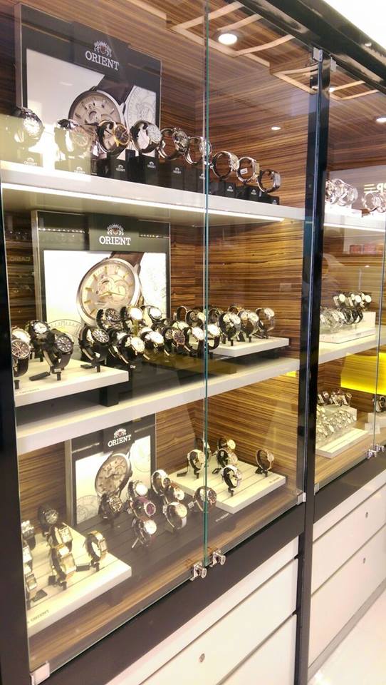 TheHubKaren's tweet photo. Yes there is a difference between a mere watch and a chronometer...TOP TIME SHOP #InsideTheHub https://t.co/OZorskW9Gi
