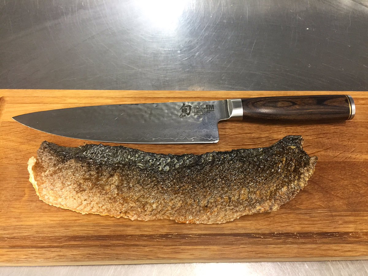 JoeBlack199's tweet photo. Sous vide / dehydrated / deep fried salmon skin ✌🏻️ https://t.co/1ZwP6Ye5U5