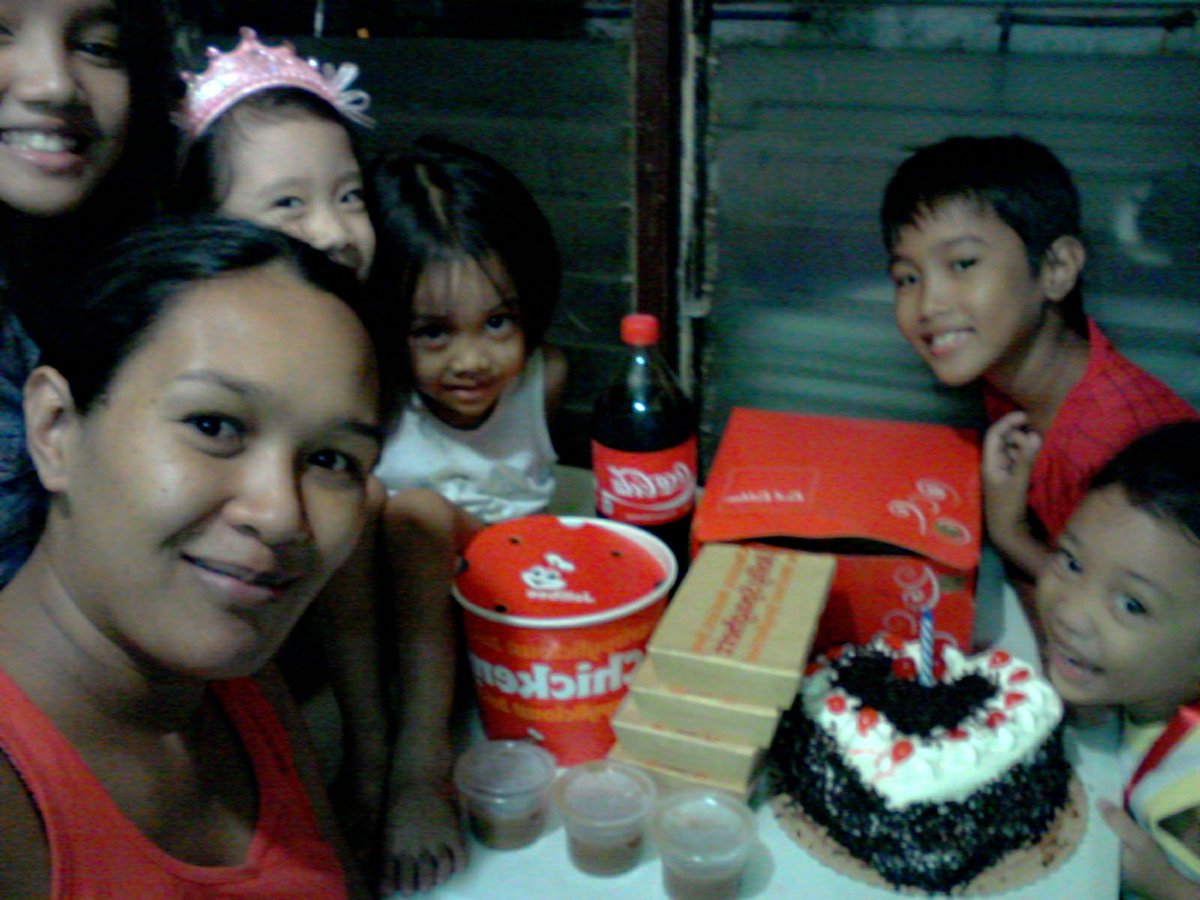 chiangfreak's tweet photo. We had #chickenjoy and #jollispaghetti for our Kuya's birthday dinner! @Jollibee https://t.co/g4ZvTlH0nN