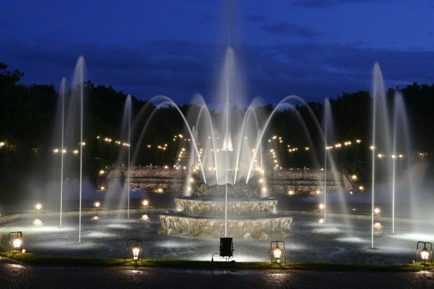 Ночной версаль. Франция Версаль фонтаны. Фонтан Латоны Версаль. Франция Версаль фонтаны ночью. Ночные шоу фонтанов Версаль.