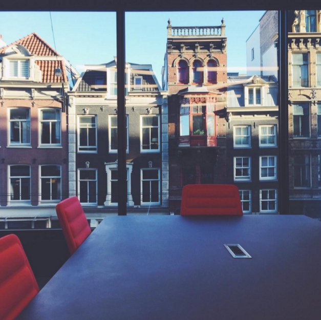 spacesworks's tweet image. Presenting concepts in beautiful spaces. Not a bad view, either. Image by #spacesmember Robin in Vijzelstraat.
