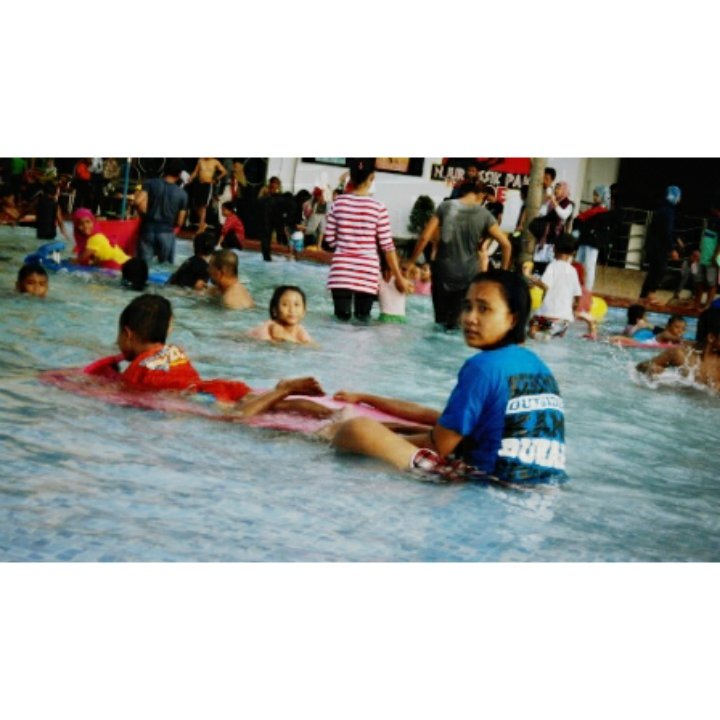 indahbuncit013's tweet photo. Lagi berenang sama segrombolan sepupu-sepupu nih. Gika pusing mencar kemana-mana. 😂 https://t.co/zxm9Dt2wvF