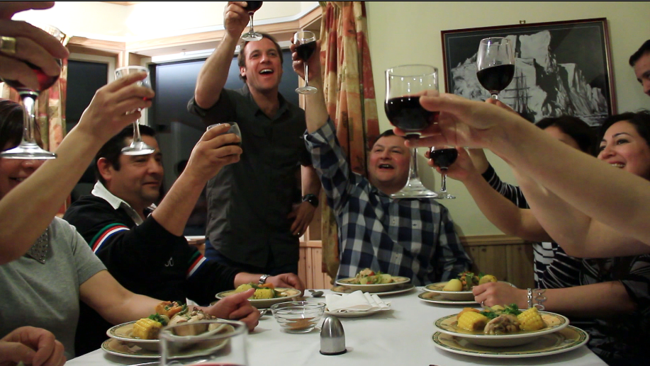 Entrechef_13C's tweet photo. SALUD!!! CON LOS CHILENOS EN LAS ISLAS FALKLAND MALVINAS, POR @Entrechef_13C EN @CANAL_13C IMPERDIBLE!! https://t.co/jELddbVWzs