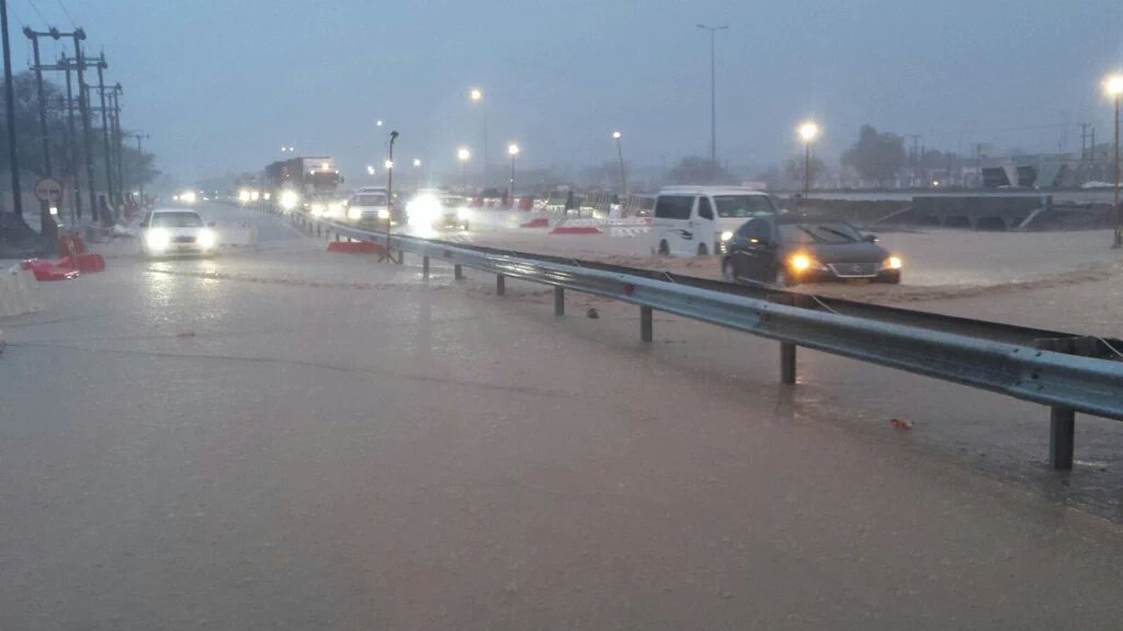 من الامطار الغزيرة التي هطلت على
ولاية صحم مساء اليوم 
تصوير/علي البلوشي
#شبكة_طقس_صحم