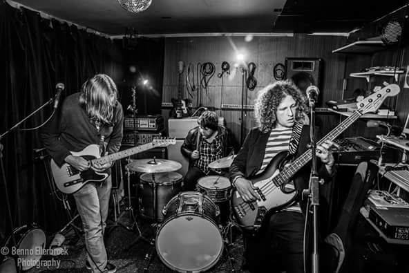 Kopvoeter trad op met Douwe Bob, The Miseries en Van Dik Hout, maar staat er nu alleen voor: bit.ly/1QjYgZc