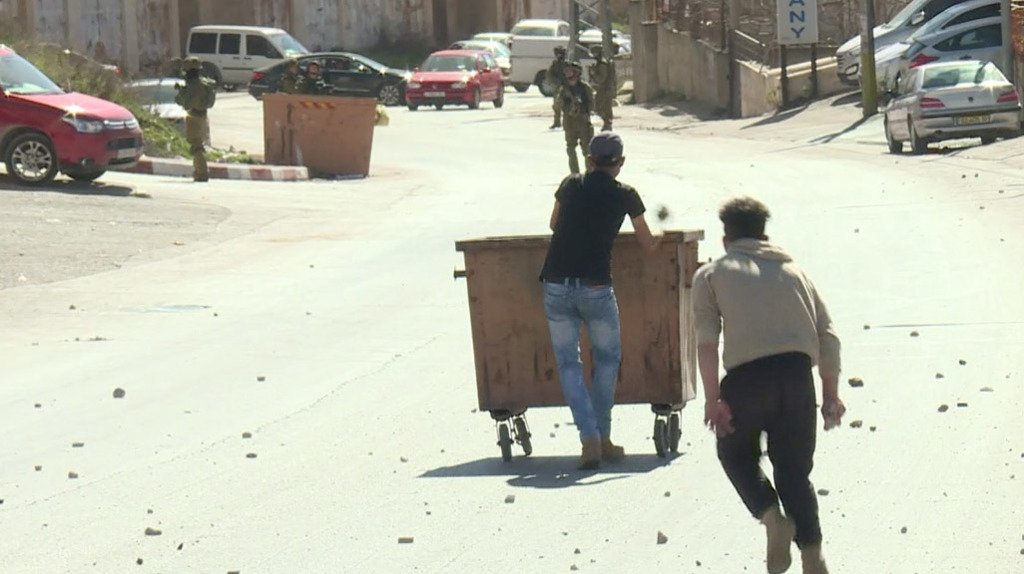 Internazionale's tweet photo. Il video degli scontri tra giovani palestinesi e forze di sicurezza israeliane a Ramallah. https://t.co/0t5WnplEfT https://t.co/FMaMQmHb6i