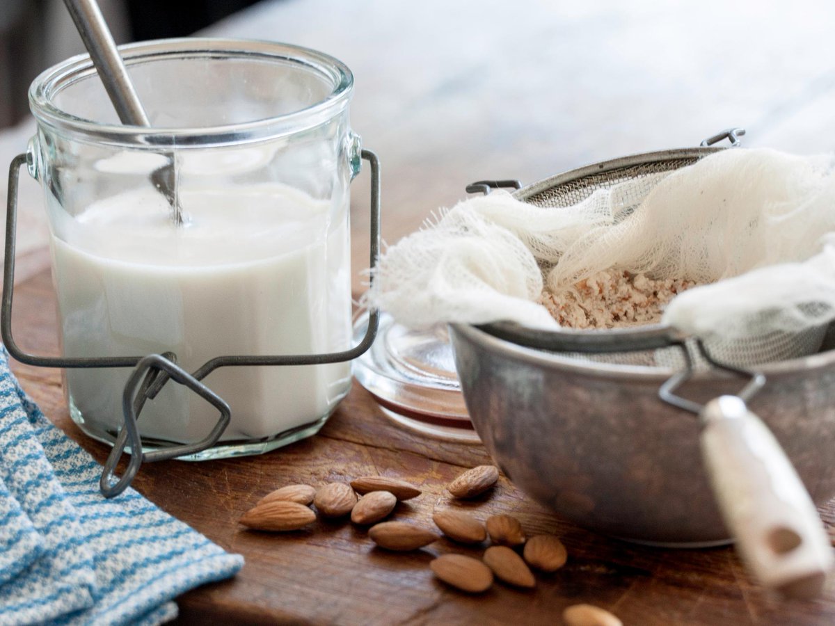 Happy #NationalAlmondDay! We're celebrating with this HOMEMADE ALMONDMILK #recipe. bit.ly/1QiTPnK