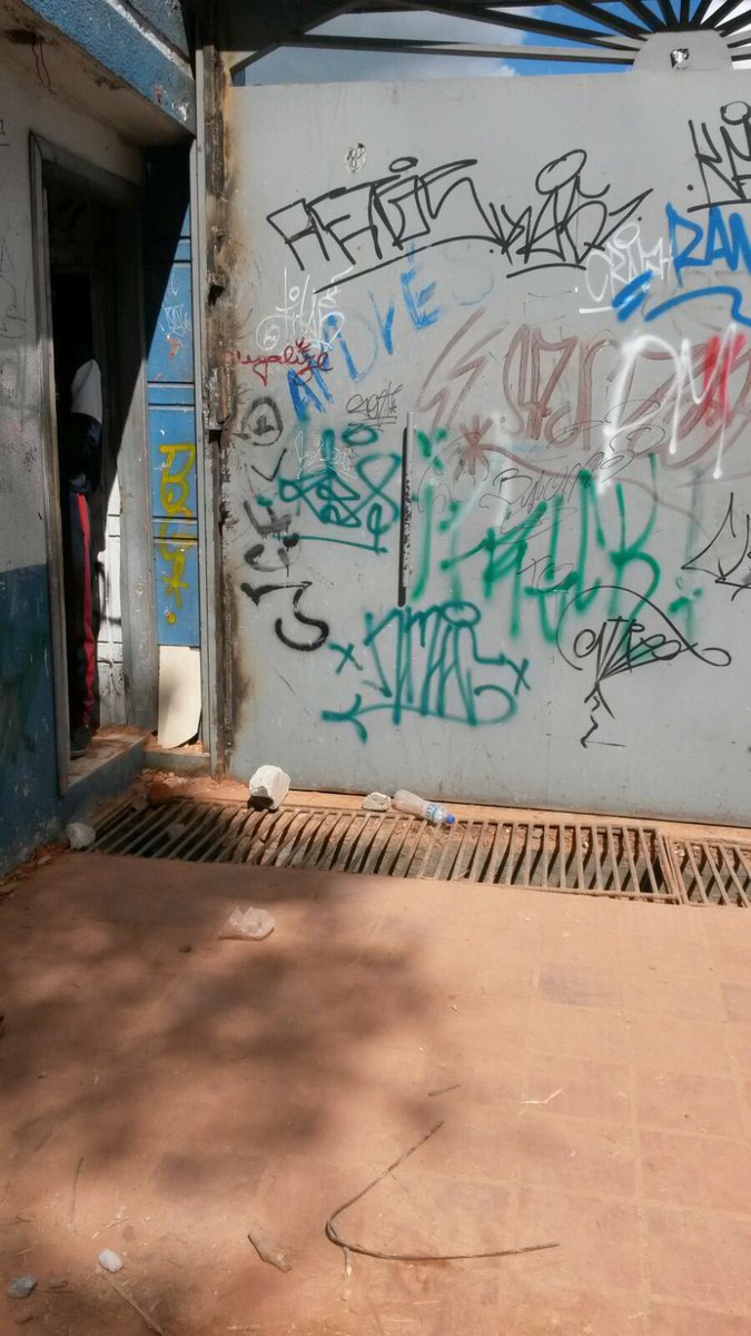_MayraPacheco's tweet photo. @jpmoralesviteri Lo ofrecido. La puerta principal del Colegio Montúfar soldada @elcomerciocom @UNQuito https://t.co/cFgWbNq3ms