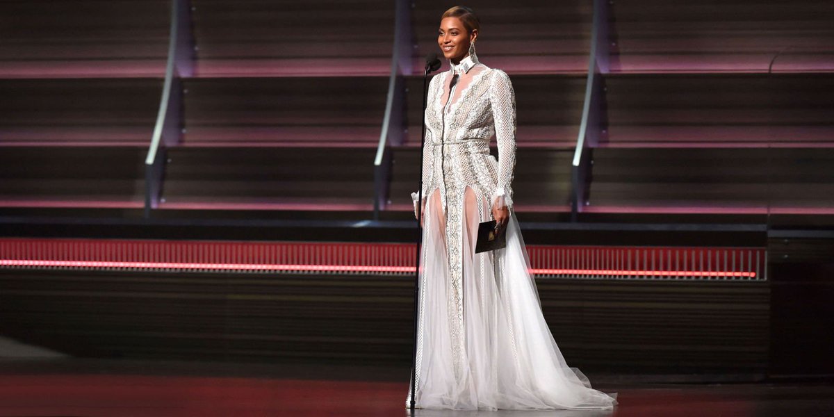 ELLEmagazine's tweet photo. Beyoncé Casually Wore a Wedding Dress to the Grammys https://t.co/YfmceOsKup https://t.co/sAPagaQ6Yy