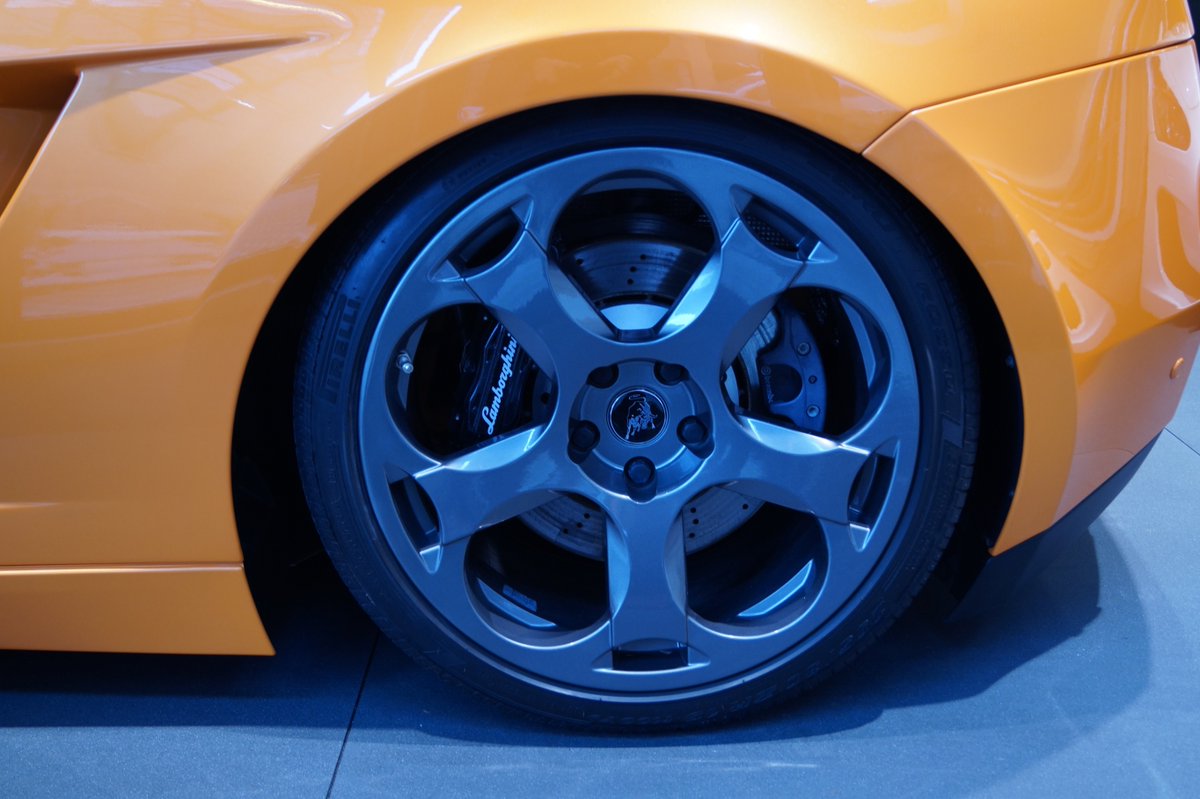 A really low Gallardo equipped with Air suspension