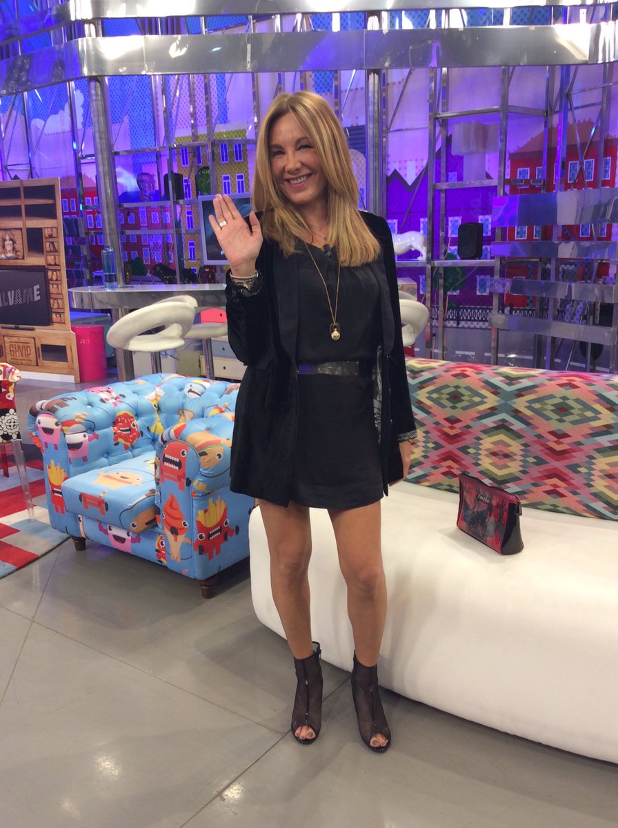 salvameoficial's tweet photo. ¡Sorpresa! Mirad quién ha venido... @belenrdguez os ama. ¿Vosotros a ella?
🔁=NO LA AMO NADA
❤️=LA ADORO
 #vipsillo https://t.co/sgSx3RMSrV