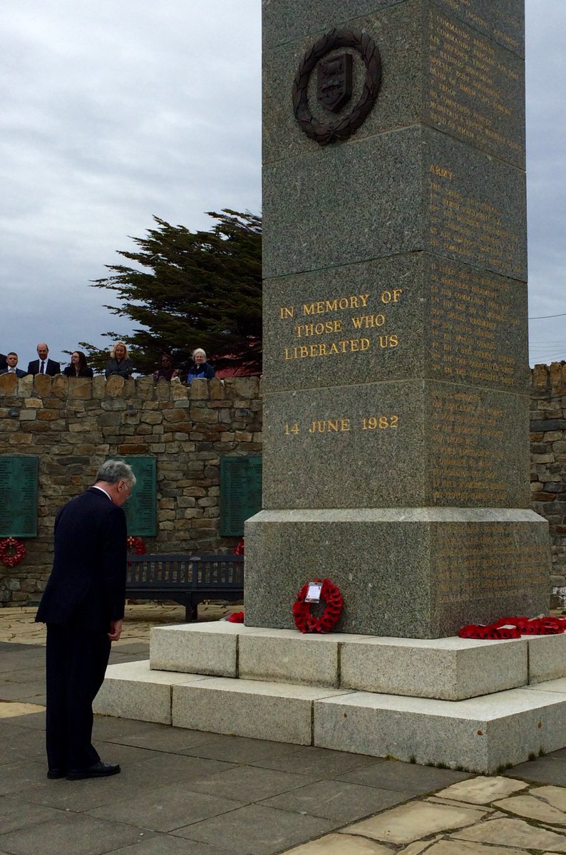 El Secretario de Defensa británico visitó las Islas Malvinas CbWG9S4XIAAOeUo