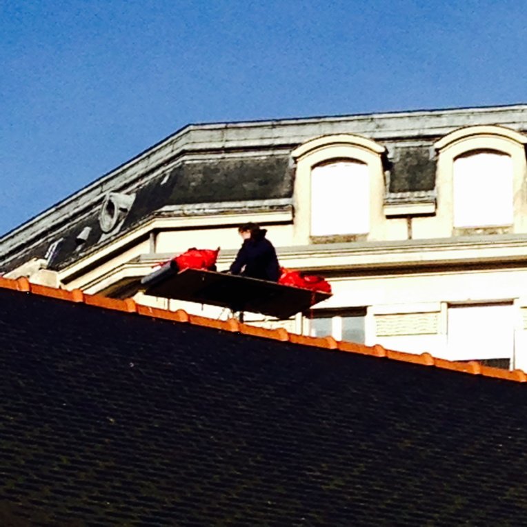 Un #tapis volant est en train de survoler #Rennes ! #OVNI #ovni #art #artcontemporain #La Criée #rennes #vigie