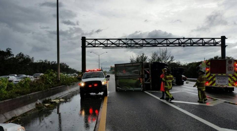 MiamiHerald's tweet photo. Updated: Severe weather — possible twisters — leave wake of damage across South Florida https://t.co/dbkEsEPOuC https://t.co/pU0Yq2WlJe