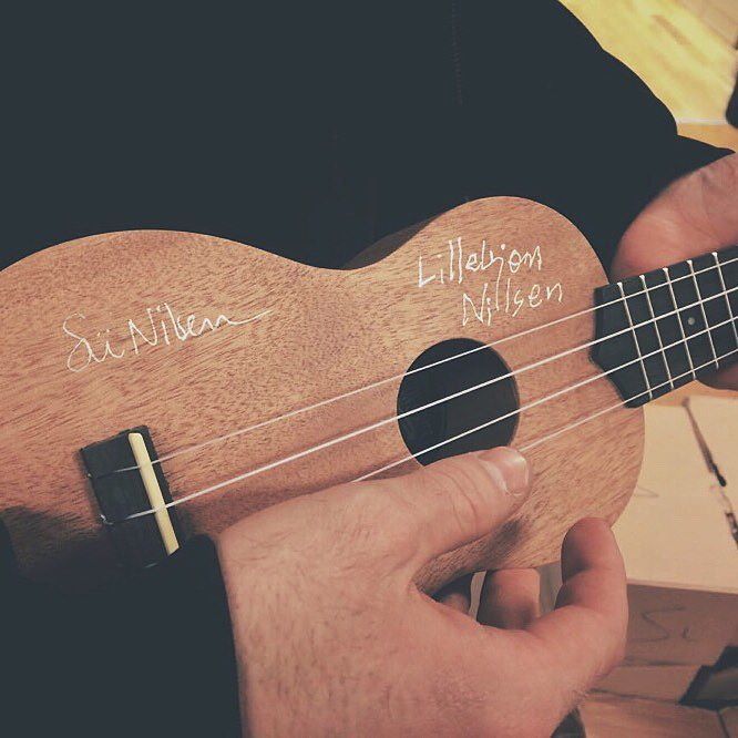 Pappa og jeg har signert ti ukuleler fra Tanglewood Guitars som selges på Rockefeller på s… ift.tt/1Wpx3cd