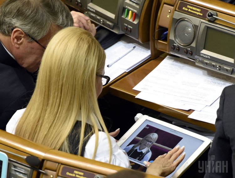 2000_net's tweet photo. Тимошенко смотрит на Тимошенко https://t.co/gf1AUQsq2s