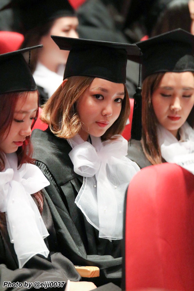 [PIC][15-02-2016]SooYoung và Yuri tham dự Lễ Tốt nghiệp của Trường Đại học Chung-Ang vào trưa nay CbWLWV6UYAATja0
