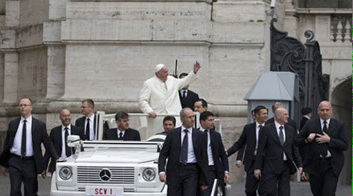 MiguelRamV1's tweet image. Mientras en su discurso denota sencillez y empatía, las imágenes que dan vuelta al mundo proyectan lo contrario.