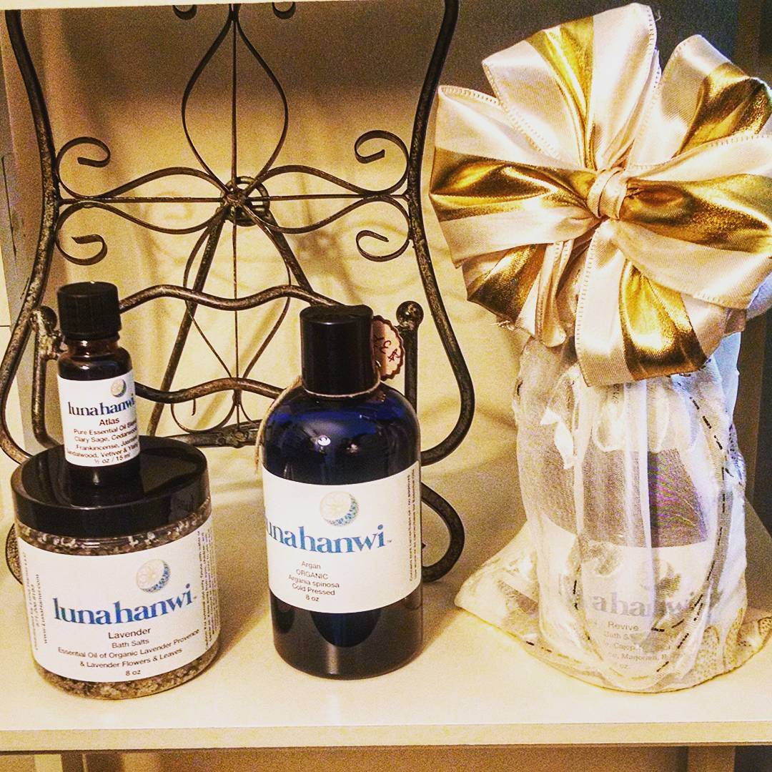 LunaHanwi's tweet photo. Gift wrapping #lavender #essentialoils bundles and my fave #naturalhair product: #arganoil https://t.co/skGmmnyc0V https://t.co/cfd4o1KVXU