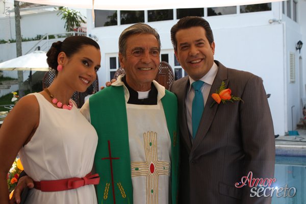 AmorSecretoVV's tweet photo. Disfruta de este maravilloso tras cámaras en #video del #AmorSecretoCapítuloFinal 😊 https://t.co/3UmqHdo8DQ https://t.co/p3ZUYgsSrQ