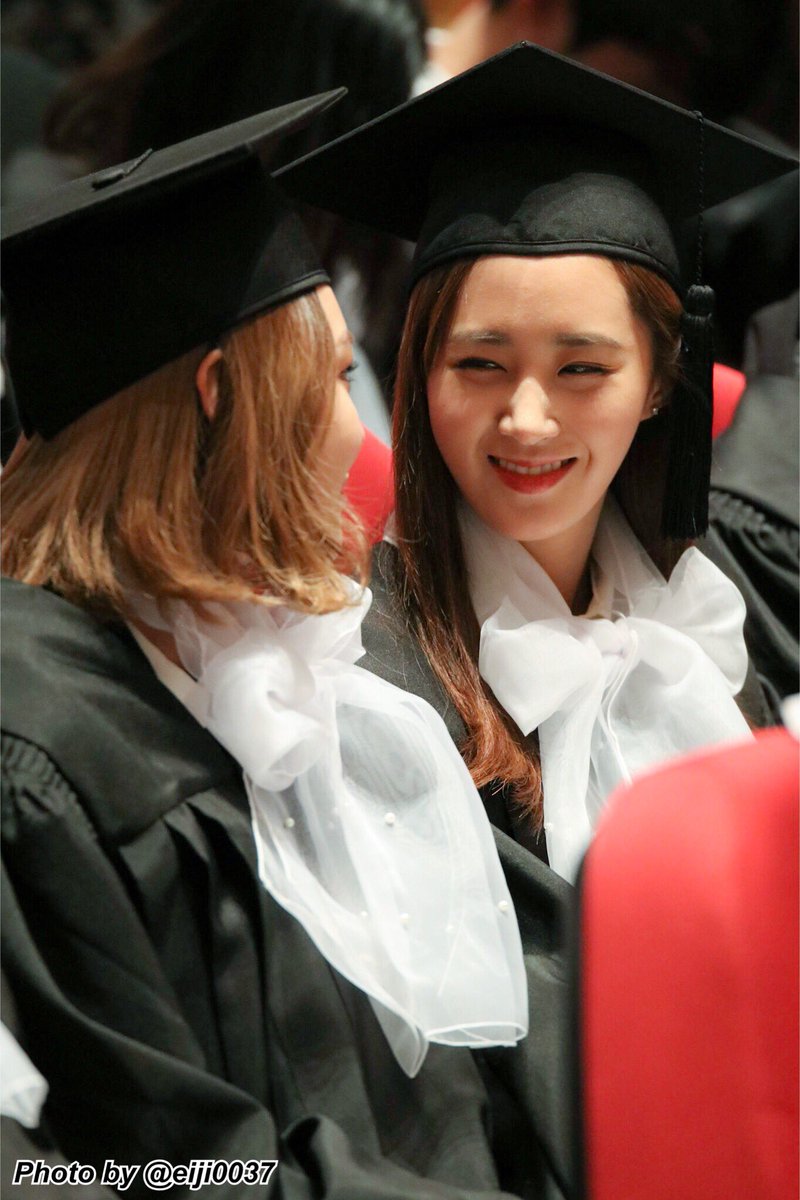 [PIC][15-02-2016]SooYoung và Yuri tham dự Lễ Tốt nghiệp của Trường Đại học Chung-Ang vào trưa nay CbWOtdAUkAELzlp