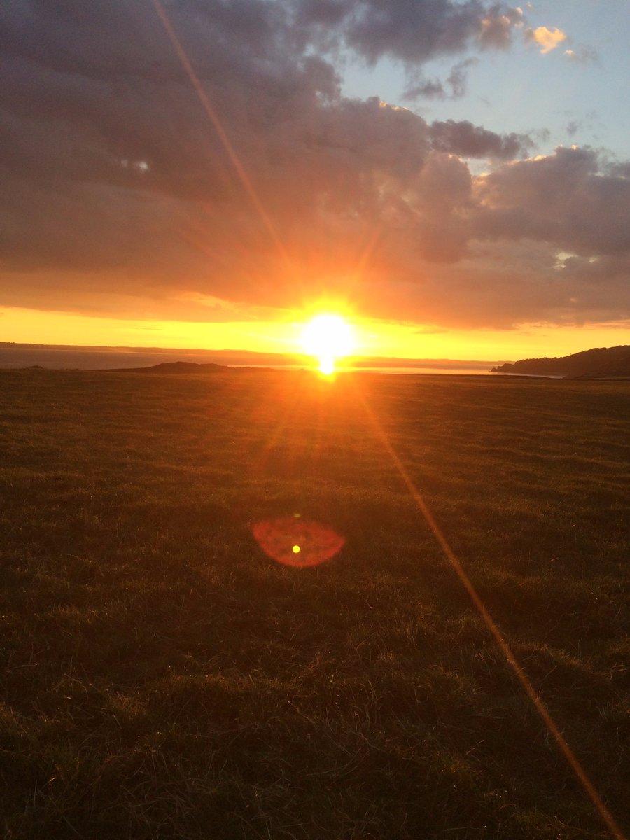 Mossyard's tweet photo. Sunset  @mossyard. What a beautiful sight. https://t.co/6Kn2A6fegw
