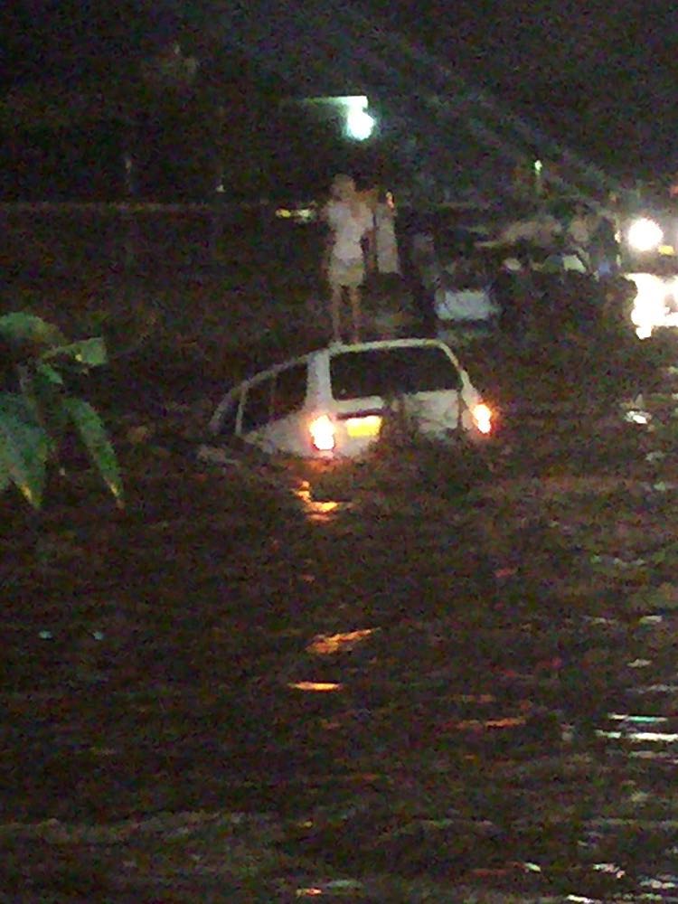 بلاغ إحتجاز شخص في مركبتة وإنجرافها في وادي المحموم بولاية #صحم ..
أجهزة الإنقاذ إلى الموقع.