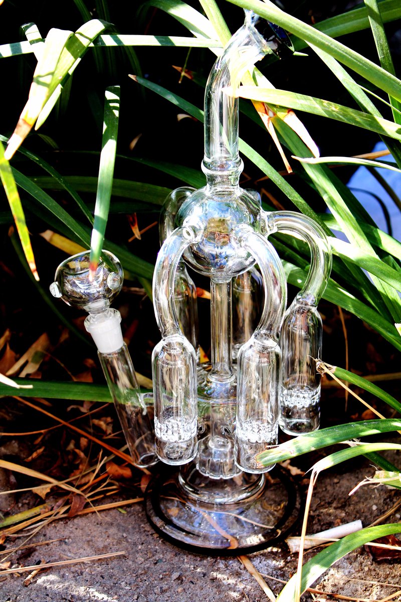 PipeZone's tweet photo. This Water Pipe Is Hiding From the lions!! #wholesaleglasspipe #dank #pipezone #pipes #vape #grammys #dab #glass https://t.co/ODmPEt05RF