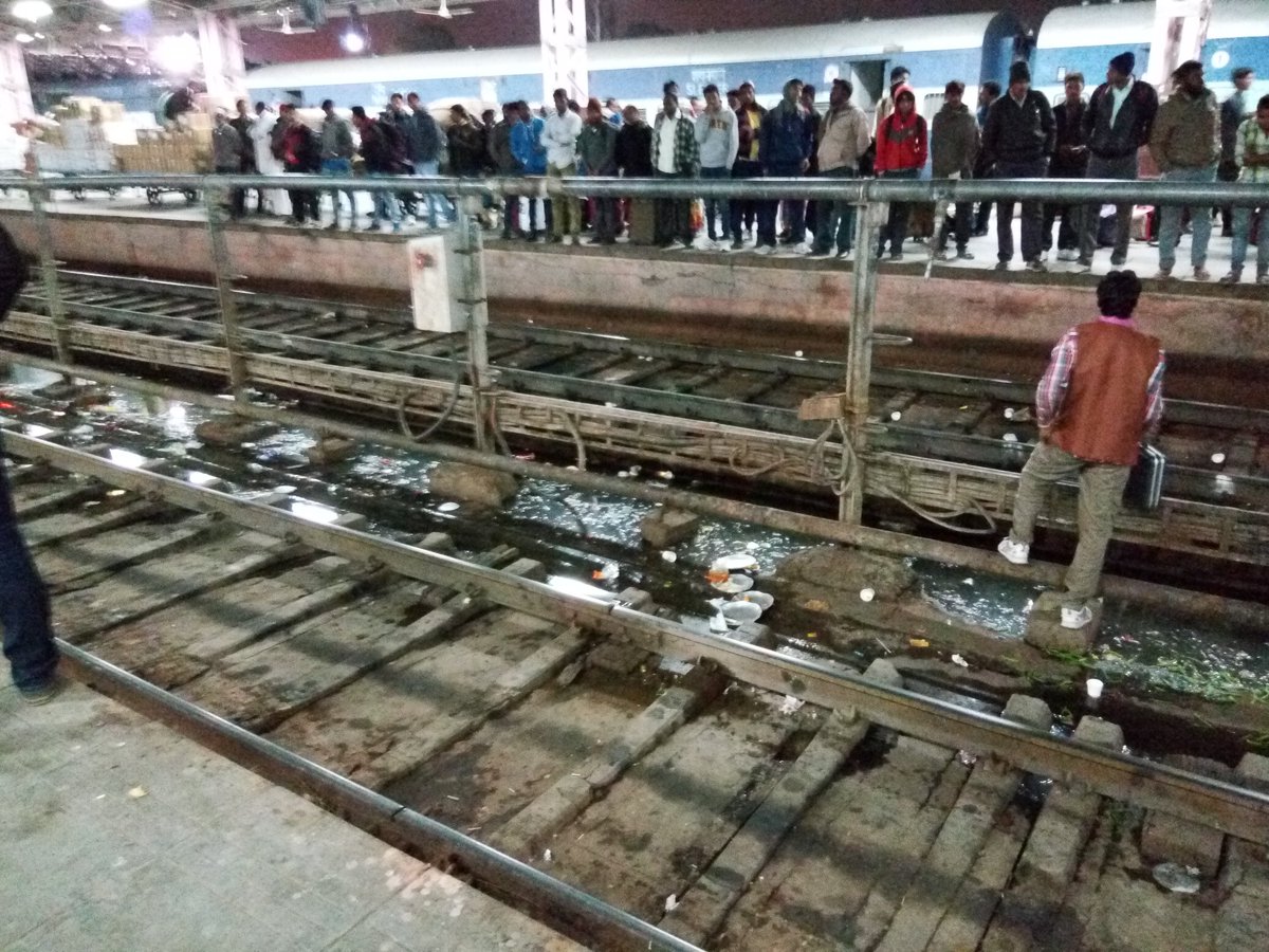anshulkalra08's tweet photo. #Jaipur railway station is unhygienic and dirty!
People even cross railway tracks!
Action needed. 
@sureshpprabhu https://t.co/zuMcpOup9q
