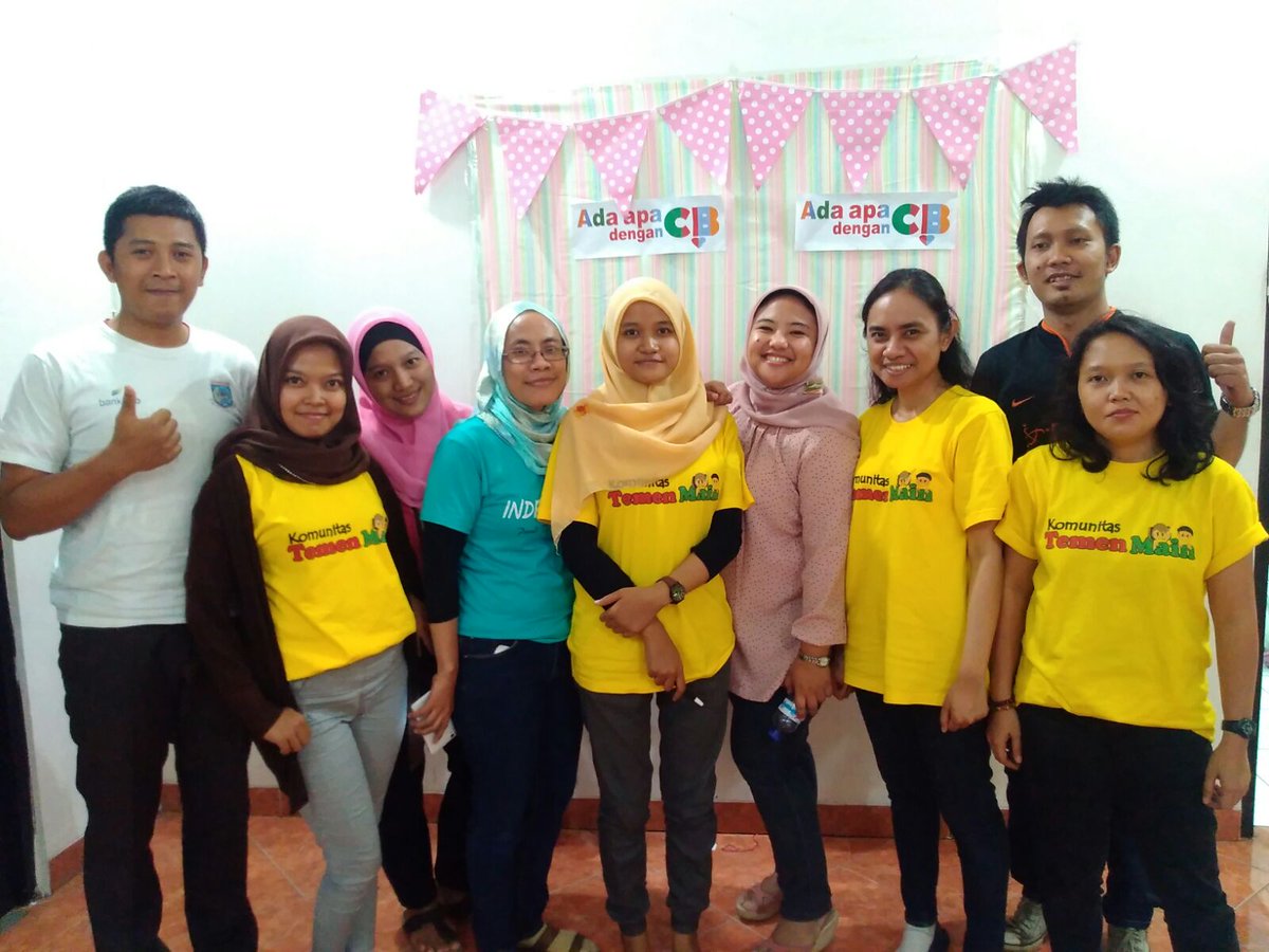 TemenMain's tweet photo. Keluarga besar @komunitasTemenMain dalam kegiatan @superwifeClub https://t.co/pulcPf6fc0