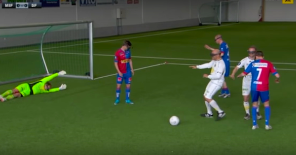 VICESportsDE's tweet photo. So spielt sich Fuรball mit Virtual-Reality-Brillen.
#FIFAinRealLife
#VirtualReality
https://t.co/6GUvtSpoEv https://t.co/XmEAriXQTp