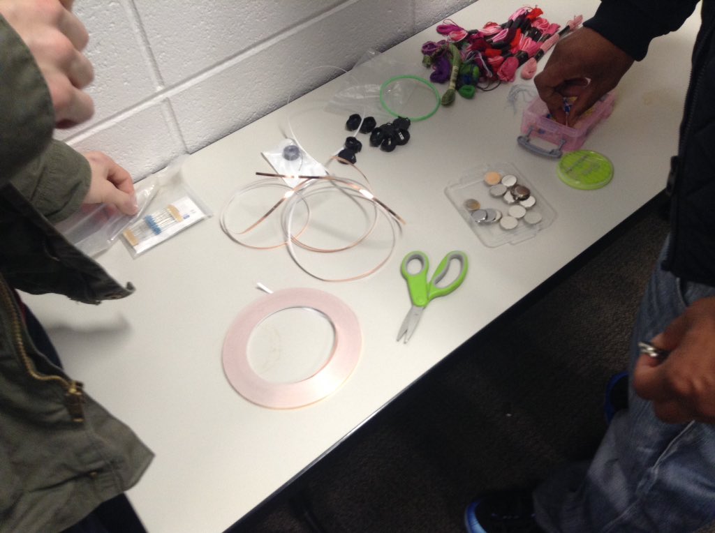 cchavprojspark's tweet photo. Getting Busy With Soft Circuits! #projectspark #tweeteroftheday https://t.co/9pIm06TOo3