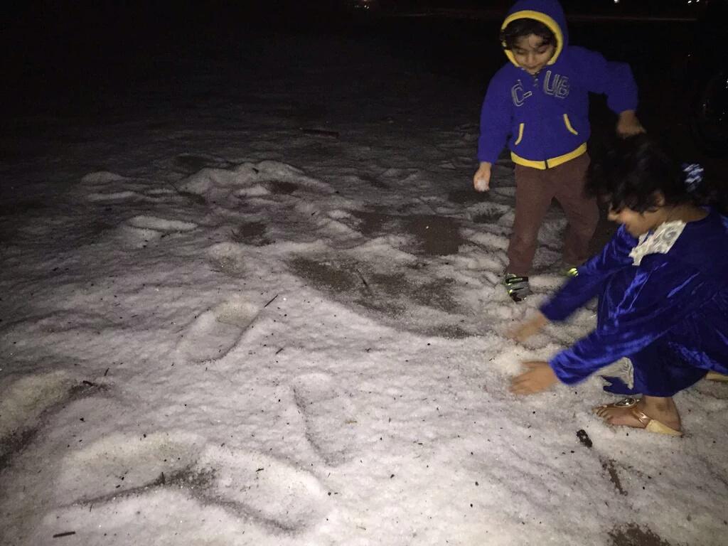 فرحة الأطفال مع حبات الثلج في ولاية صحم
#أخدود_الودق 
منقول/ عبدالرحيم آل عبدالسلام