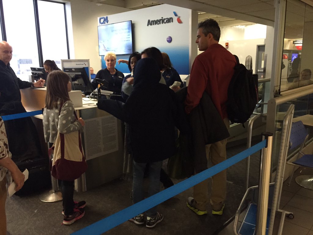 ArturoGuzmanPR's tweet photo. #americanairlines #aaflight9200  30+hours stranded in Philli, 5 of them inside the airplane!! Horrible   service! https://t.co/rUXRLxeGcQ
