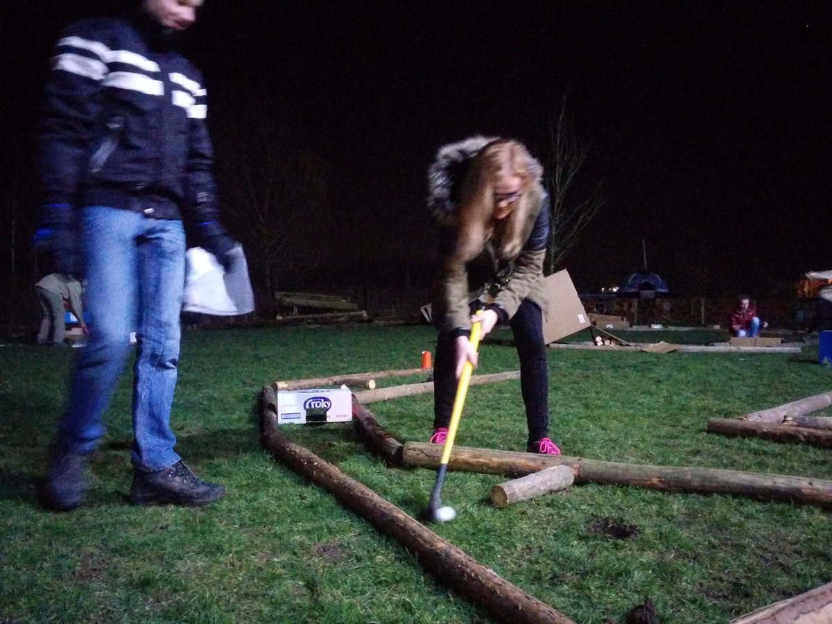 Eigen gemaakte midgetgolf parcours, gaat lekker :)