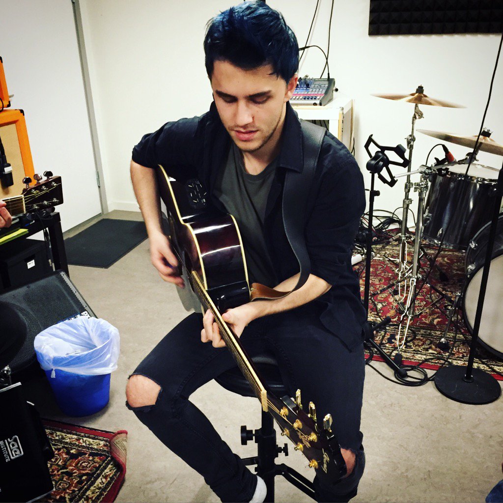 lightsoutcrowd's tweet image. Writing some sick new songs for you guys!✍🏼 Tell your friends!