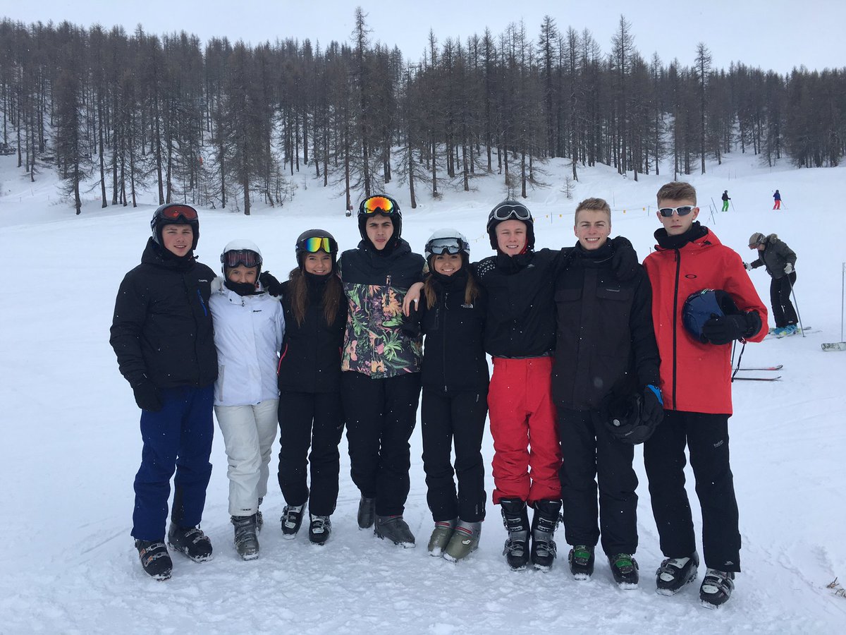 BarclayPE's tweet photo. Day 3 on the slopes all groups went from the top! @TheBarclaySch @Barclay6thForm ⛷💙 https://t.co/R5nCoMwL0G