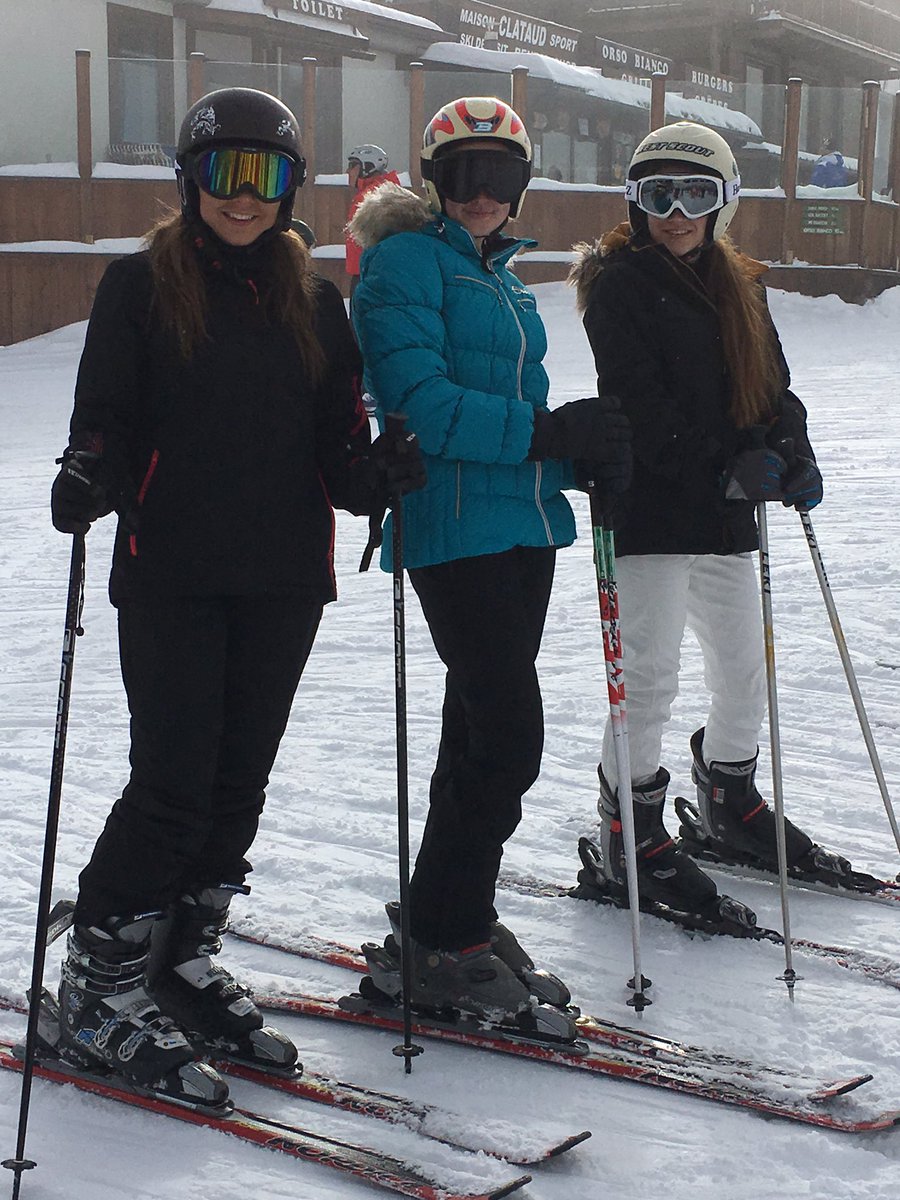 BarclayPE's tweet photo. Day 3 on the slopes all groups went from the top! @TheBarclaySch @Barclay6thForm ⛷💙 https://t.co/R5nCoMwL0G