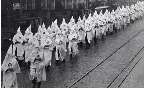 FootballFunnys's tweet photo. Chelsea fans leaving the Metro, now on way to the Parc Des Princes.. https://t.co/IXSetORCrb