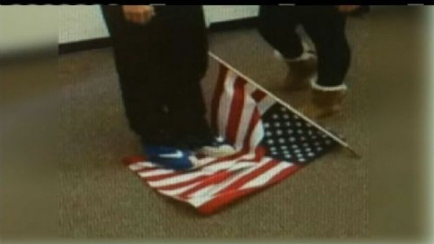 Упавший флаг сша. Американский флаг падает. Упавший флаг сша. Упавший флаг сша. Упавший флаг сша.