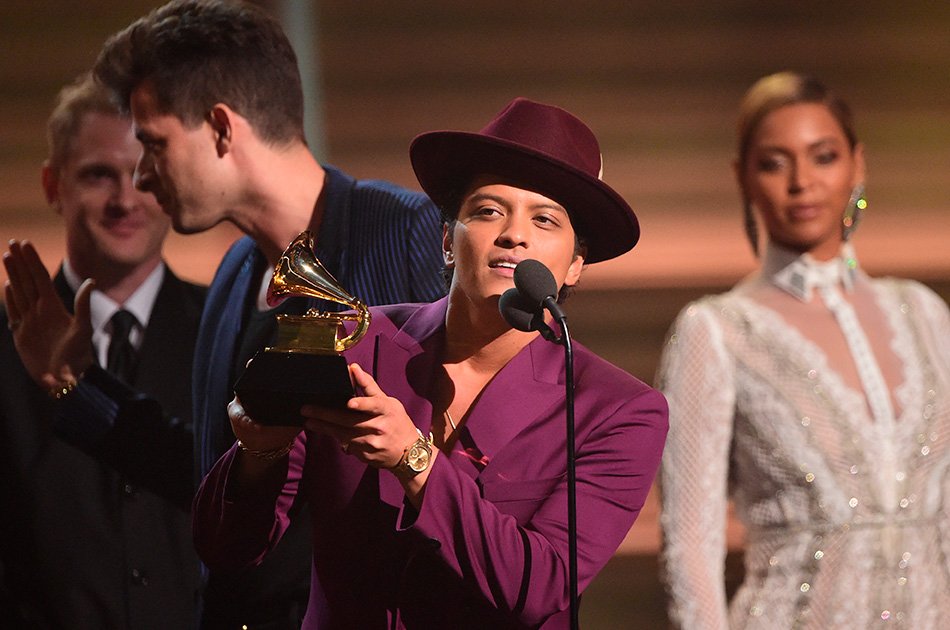 CaracolTV's tweet photo. ¡Para la historia! Ellos fueron los ganadores de los Grammy  https://t.co/XHeJ0sCX2d https://t.co/VpmlwDUsCO