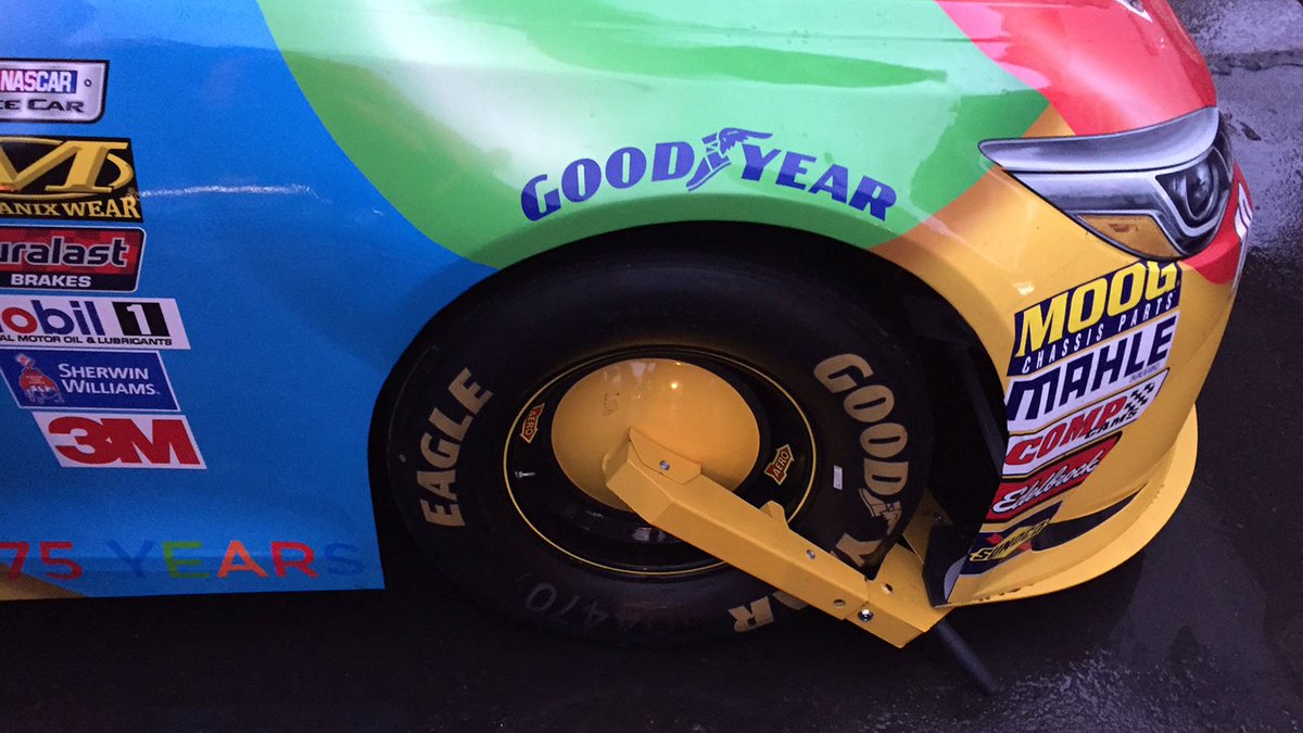 NASCARONFOX's tweet photo. Looks like @KyleBusch's No. 18 ran into some trouble in #NYC. #DaytonaDay #NASCAR @JoeGibbsRacing https://t.co/pN4pstl8nW
