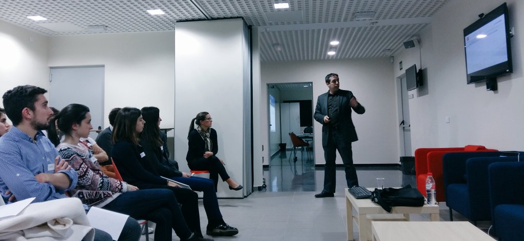 UVemprenAules's tweet photo. Victor Segarra d'@_estudionline ens explica la seua experiència com a emprenedor en el Parc  Científic de la @UV_EG https://t.co/2r9TCpBB4U
