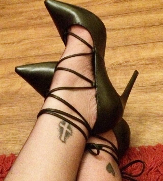 baudeclaire's tweet photo. What would you pay to be grovelling at those beauties
@underdeskloser @rtpiggy @rtslave #footworship #footfetish https://t.co/dvS1cIaFsT