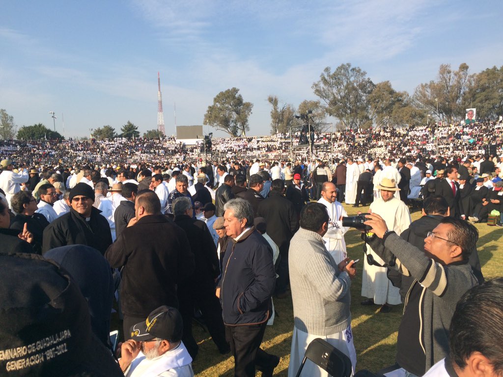 PFranciscoUNIVA's tweet photo. #PapaEnMorelia Falta una hora para iniciar la Misa y este es el aforo en estadio Venustiano Carranza. @SistemaUNIVA https://t.co/r9YtaUCwMp