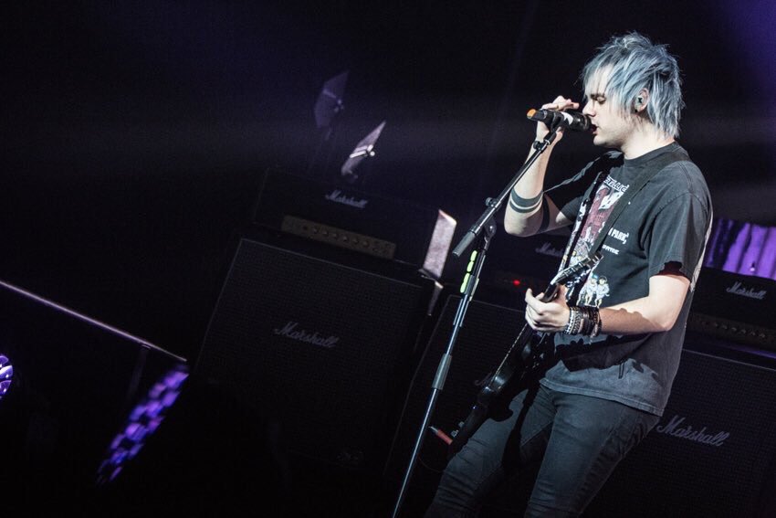 Can Michael to wear a helmet &amp; be covered in bubble wrap on tour so he doesn't hurt himself 😂

#SoundsLiveFeelsLive