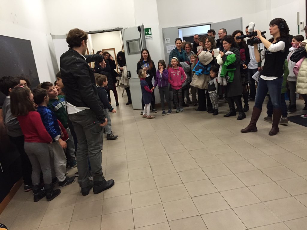 AxelPierri's tweet photo. Grande affluenza e soprattutto tanto entusiasmo dei bambini!#LunaRM3 https://t.co/ALEh7Kzh9N